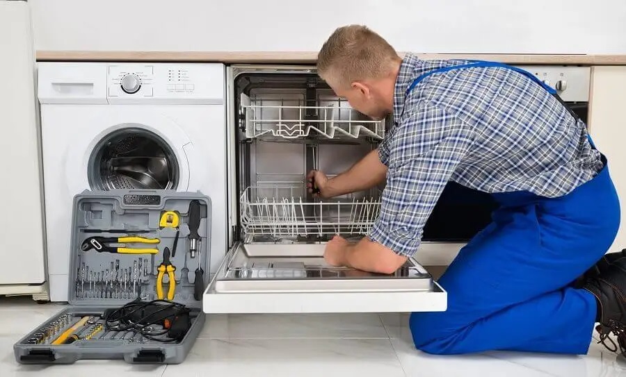 Söğütlü Warmhaus servisi teknisyen ekibi beyaz eşya tamiri yaparken